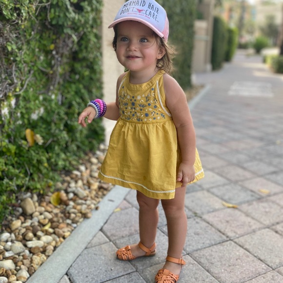 Cute mustard top with flowers - Picture 1 of 7